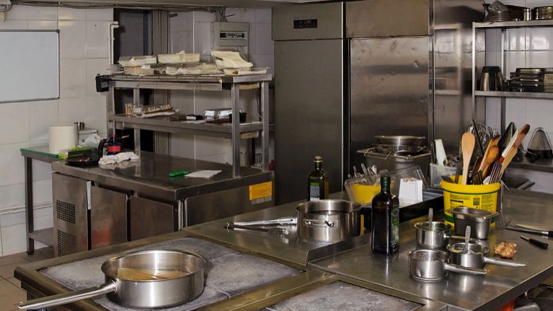 厨房自来水管漏水怎么找出漏水点,厨房水盆漏水边缘漏水怎么办