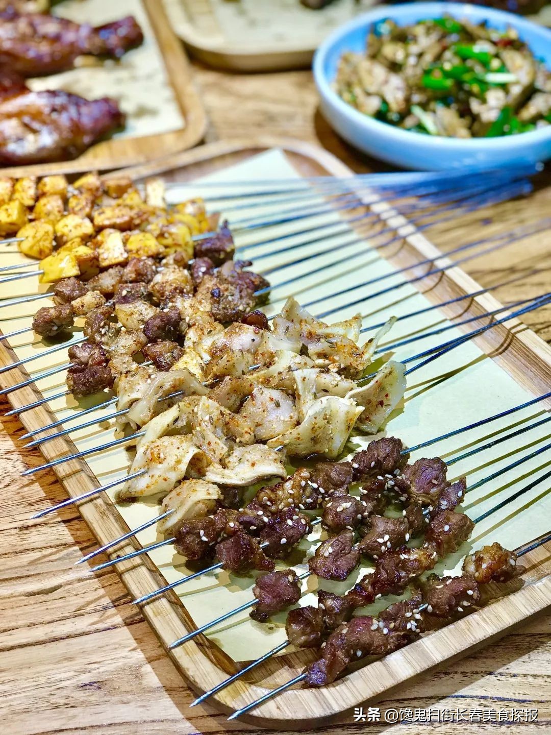 二道老厂区奇店。鹅的一切，全都炭火烤。烤鹅脖大锤抡