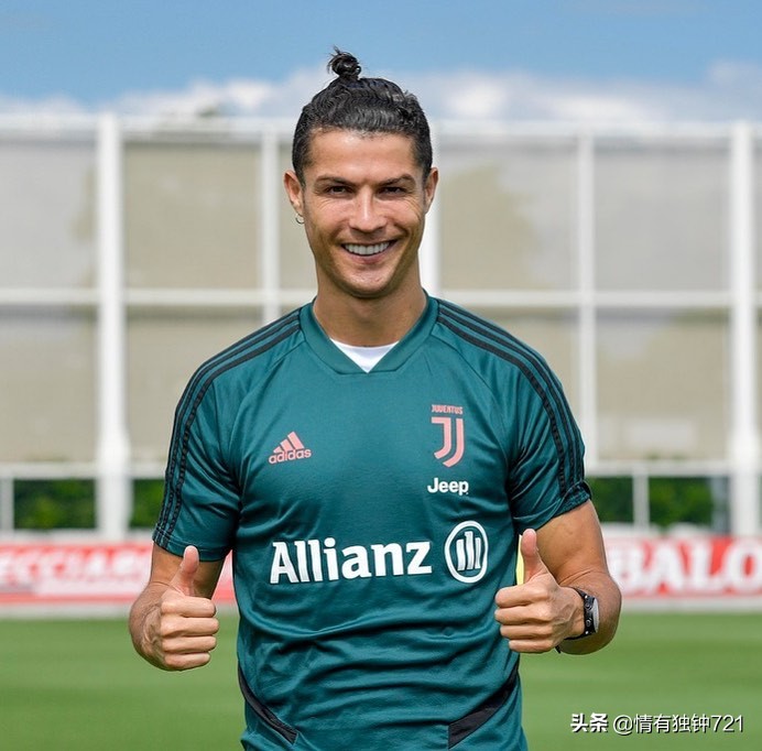 辣眼睛！C罗3.0版泡面头玩出新花样，身旁队友瞬间成陪衬