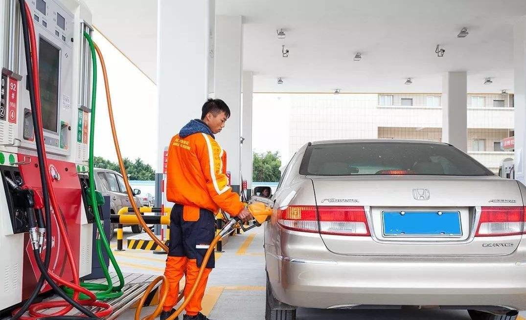 加油站员工真的工资少吗,加油站的工作人员工资一般多少钱