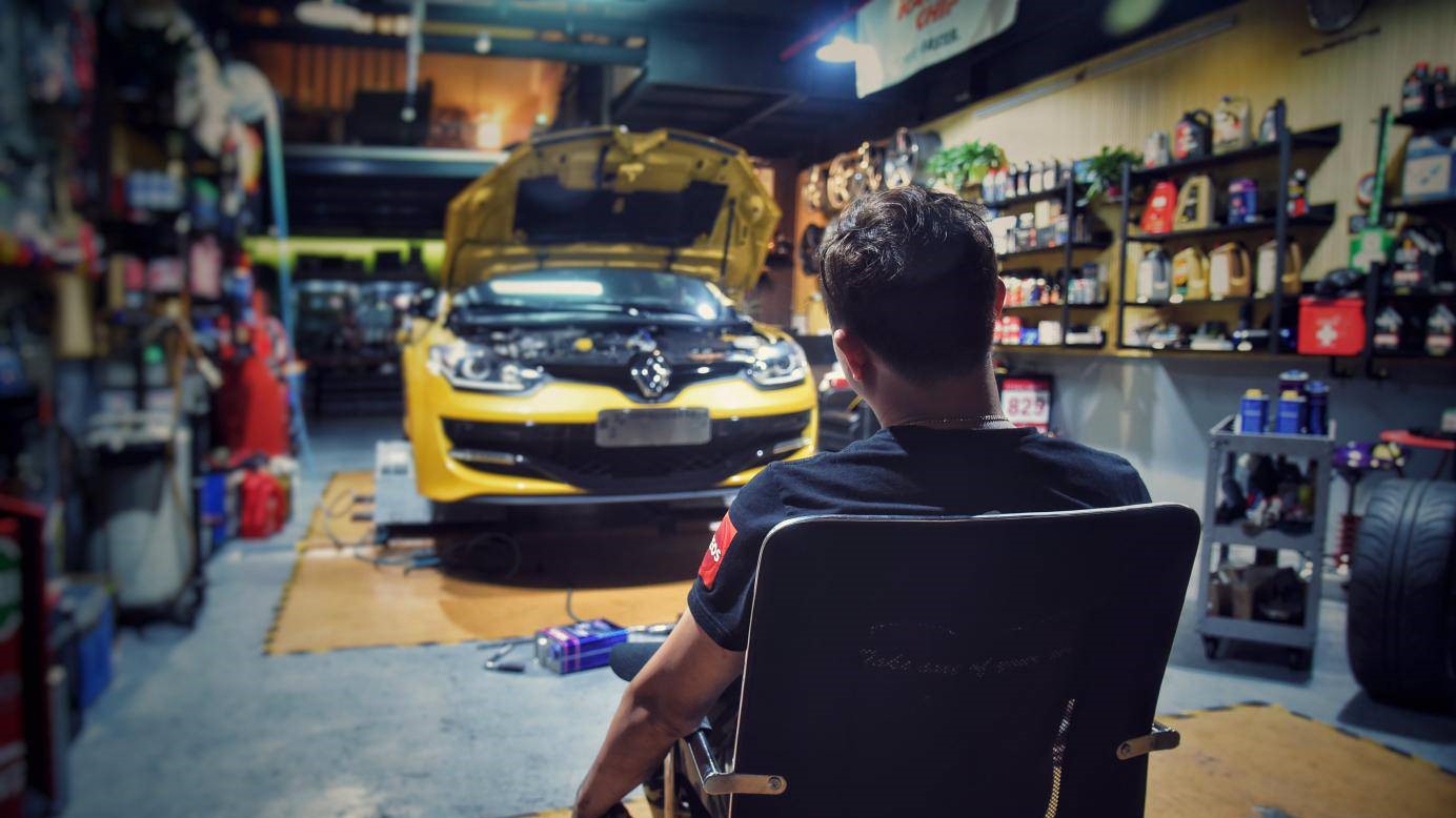 朋友借车到底借还是不借,朋友借车不还也不审车怎么办