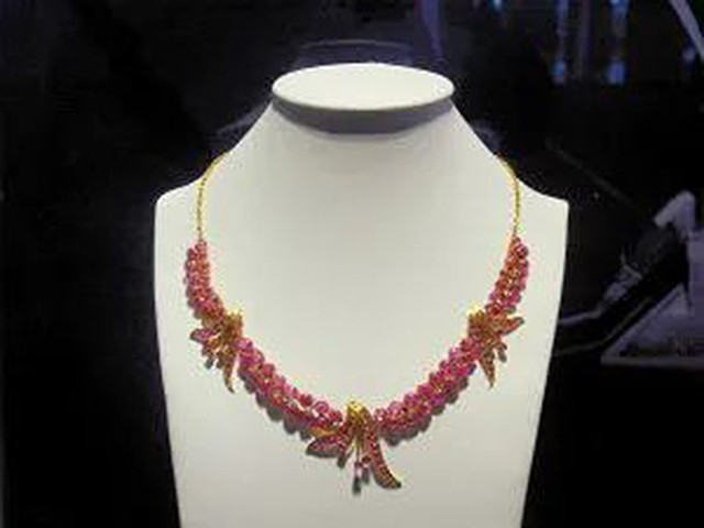 1963年王光美珍珠项链掉入缅甸大海，吴奈温以红宝石项链“赔偿”