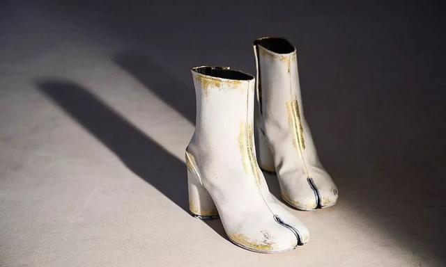 又一双“丑鞋”火了，时髦的人都喜欢把脚趾分开吗？