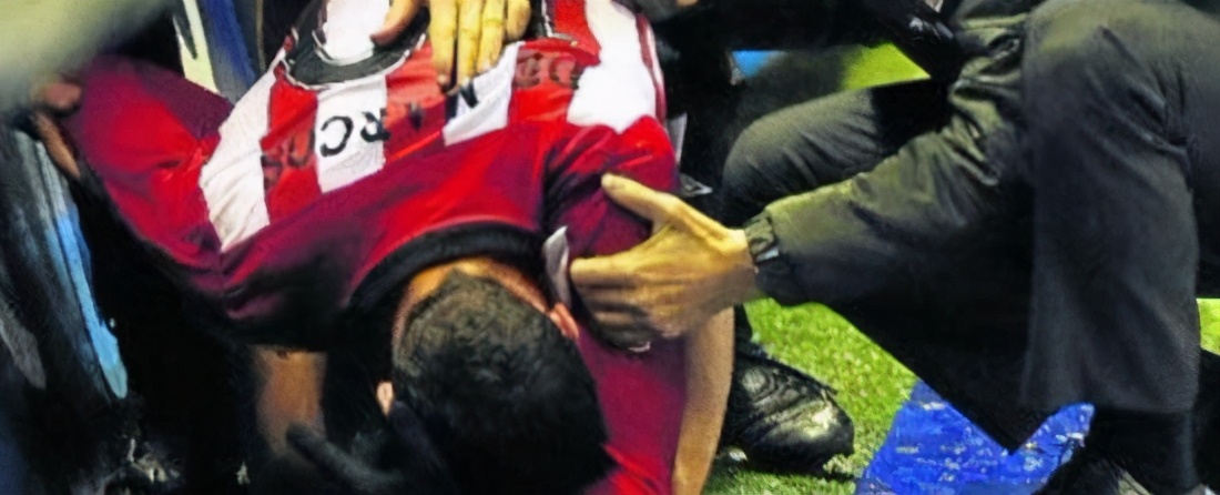 “蛋蛋”的忧伤!巴西后卫关键部位被铲伤,血染球裤仍想坚持比赛