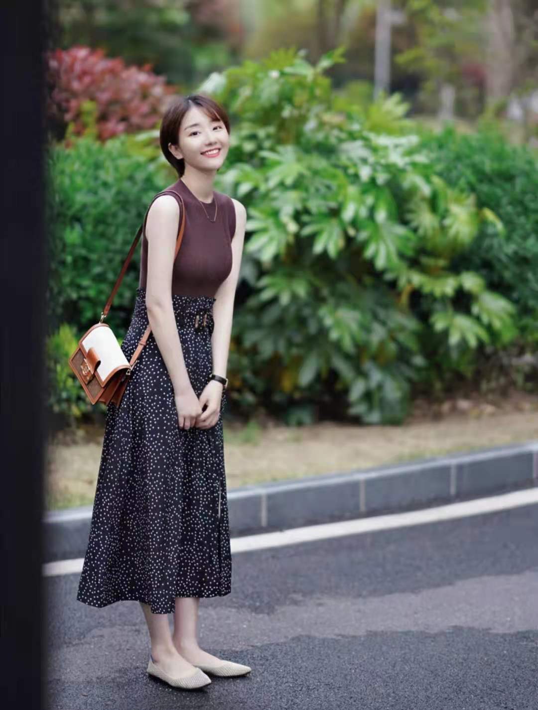 夏天长款半身裙,雾霾蓝长款半身裙子搭配什么上衣