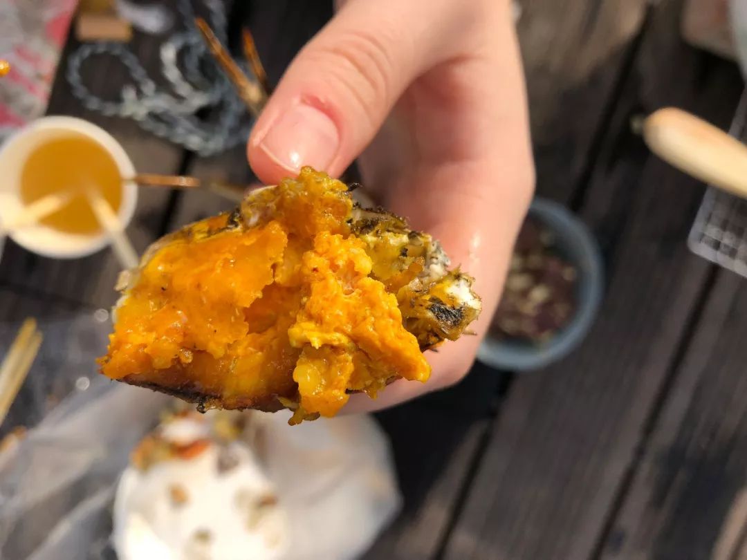 趁着午休两小时，他们在天台上组了个jió盆烤肉趴