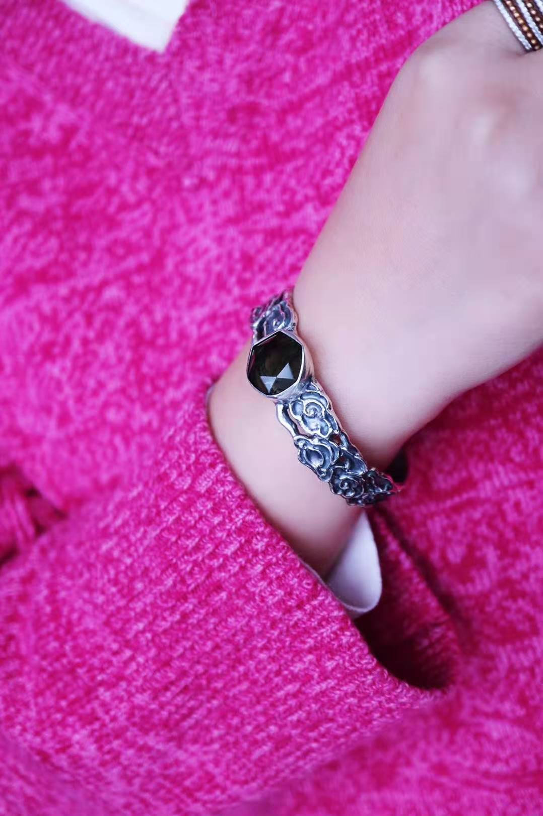 白底青手镯适合多大年纪戴,碧玉手镯适合多大年纪戴