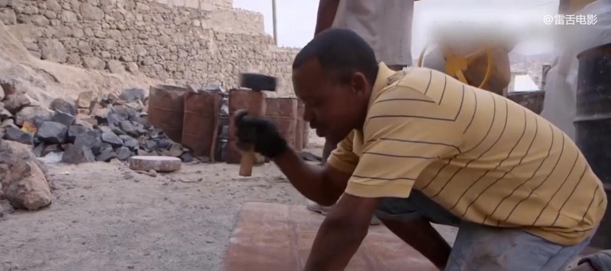 非洲小伙用铁桶建房子,只需要150块,就能拥有一室一厅!纪录片