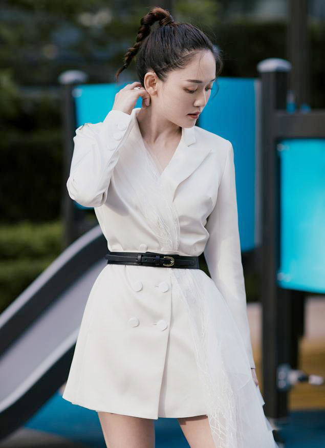 陈乔恩的机场穿搭好抢眼,陈乔恩穿绿色大v礼服走红毯