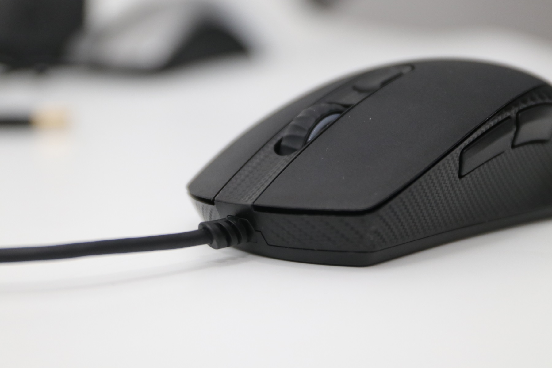 低价低延迟无线游戏鼠标推荐,不打孔轻量化鼠标推荐