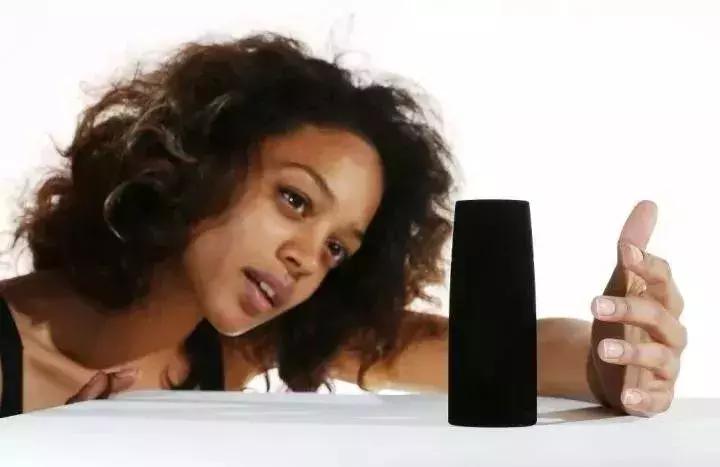 它比虚无的黑洞更黑，让全世界的瞳孔无法聚焦