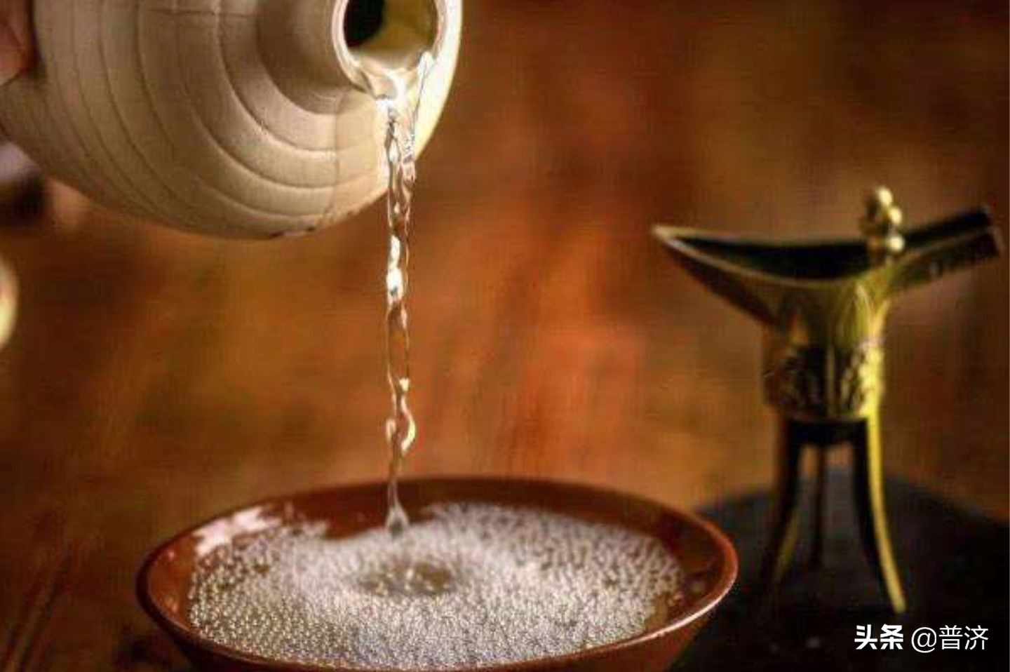 白酒怎么稀释降温,白酒降度用什么水好喝