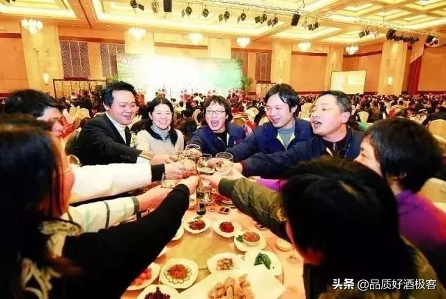 在酒桌上不想喝酒怎么办,在酒桌上不喝酒怎么应付场面