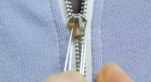 拉链脚坏了用吸管怎样修复,用塑料吸管修复衣服拉链