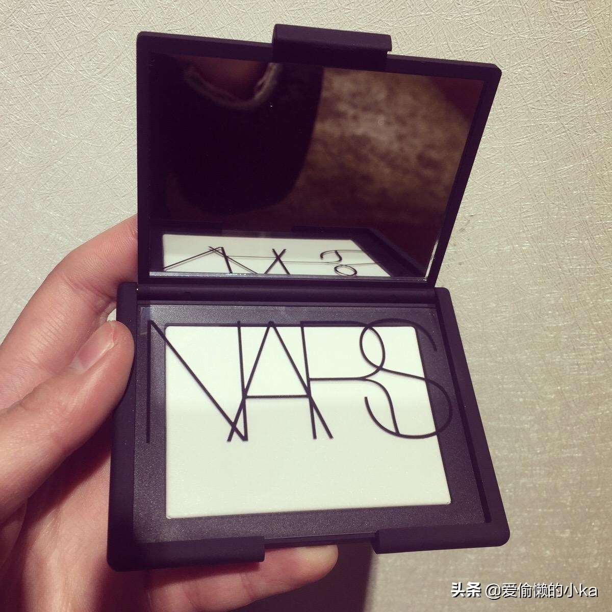 出汗出油还想持久不脱妆?你需要一盒好用的定妆粉