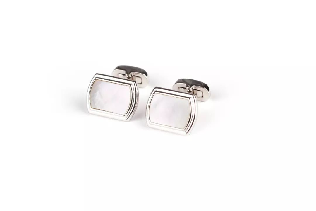 给西装加一条腰带,给西装加盘扣