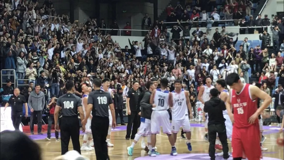 6000北体大学子围观主场首秀，150辆大巴拉不来中国校园体育文化