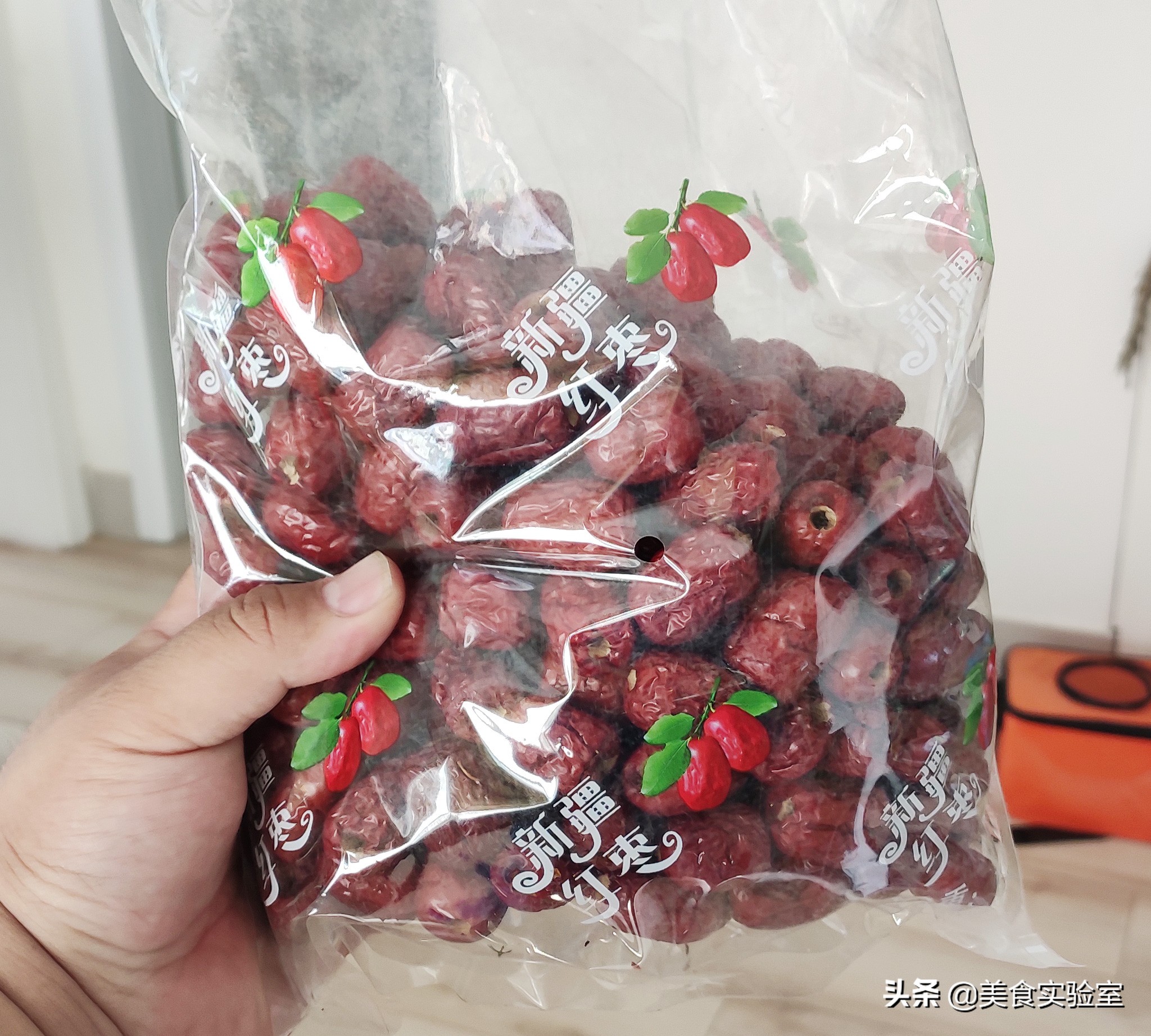 白嫖*党**报告6，5元多一袋的灰枣，味甜肉厚质地紧实