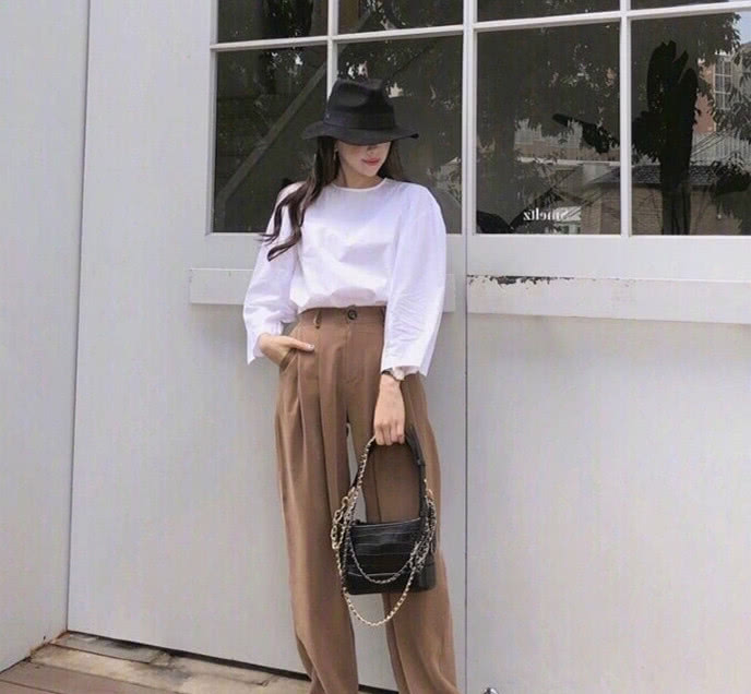 穿条背带就敢出门，侧身时让人倒吸一口气