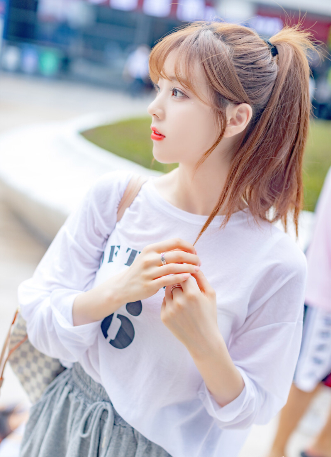 拍照必备的8个pose,今天分享几个实用的拍照姿势