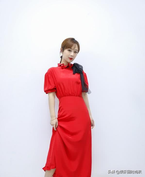 杨紫最新淡蓝色礼服,27岁杨紫穿什么裙子好看