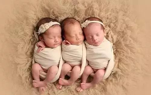 妈妈给三个儿子取的名字搞笑,妈妈给三个孩子颁发奖杯