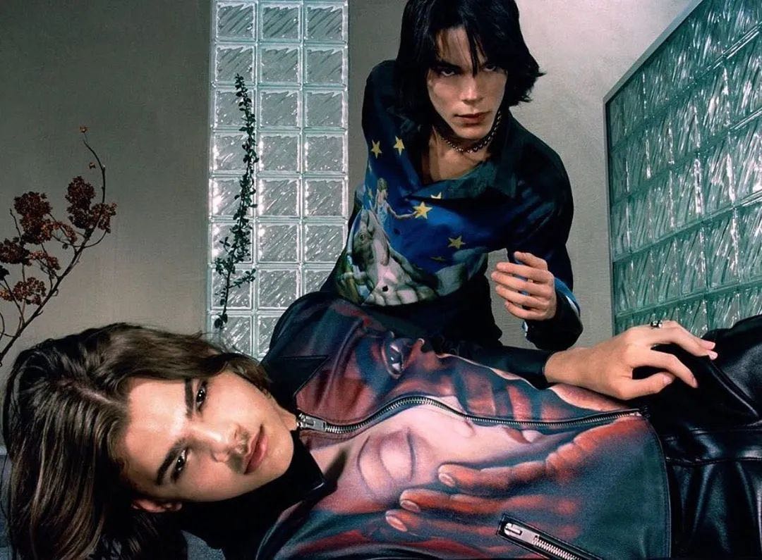 快成主流的“亚逼”,是一个___词?