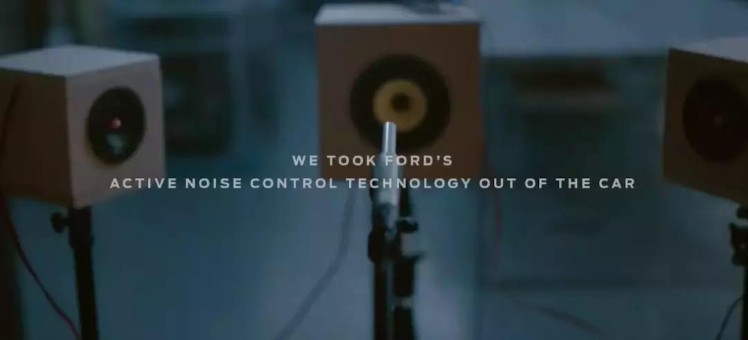 为了狗狗不被春节的鞭炮吓到,造汽车的福特公司造了一个狗窝