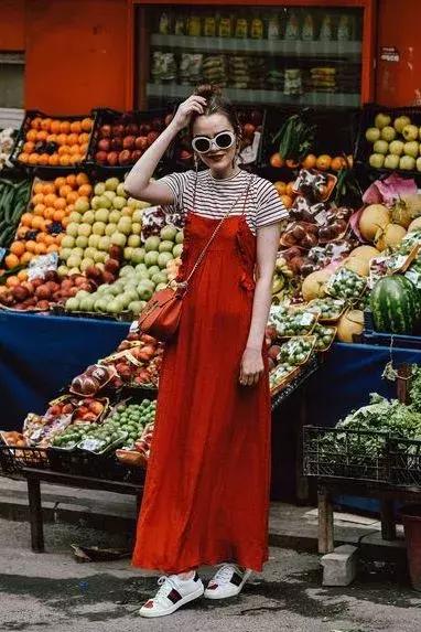 洋气上档次吊带裙秋冬内搭,今年最火的吊带裙内搭