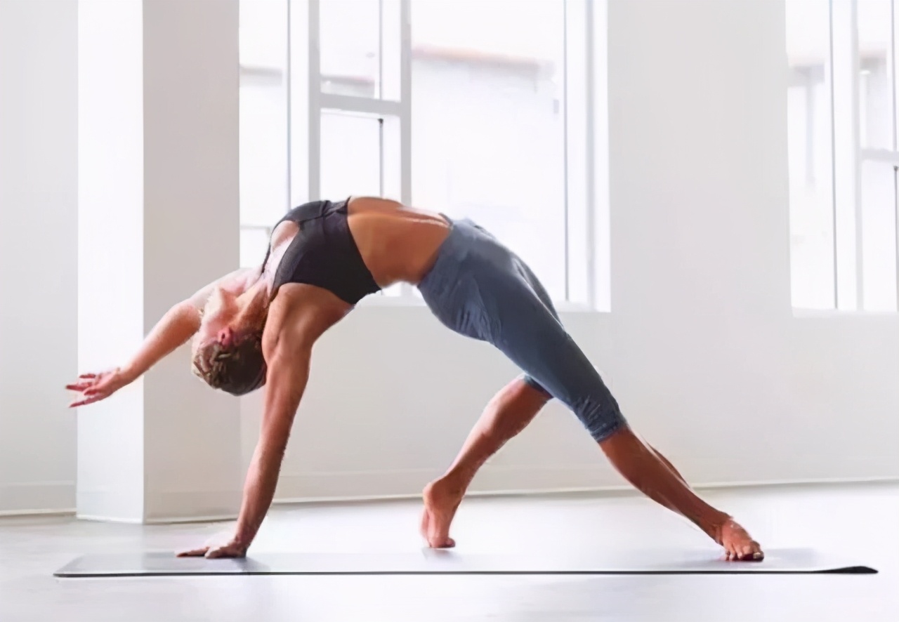 睡前瑜伽腰背舒缓训练,放松腰椎和背部的瑜伽