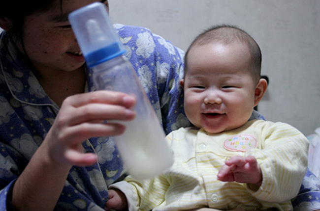 如何让宝宝接受奶瓶办法都在这里,宝宝拒绝奶瓶最好的方法