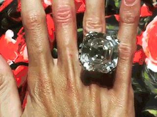 别琢磨怎么学郭碧婷秀钻戒了,在它面前“鸽子蛋”都会黯然失色!