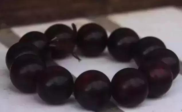 海黄手串盘着出现了黑点,海黄手串盘成黑球