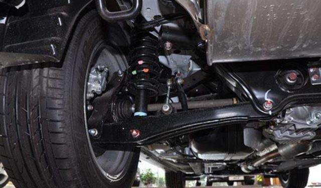 开车突然听到一声响车子正常,开车听到车内有响声怎么办