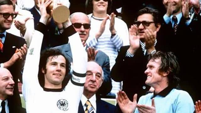 梅西和c罗谁是近十年足坛第一人,梅西c罗无缘最佳阵容