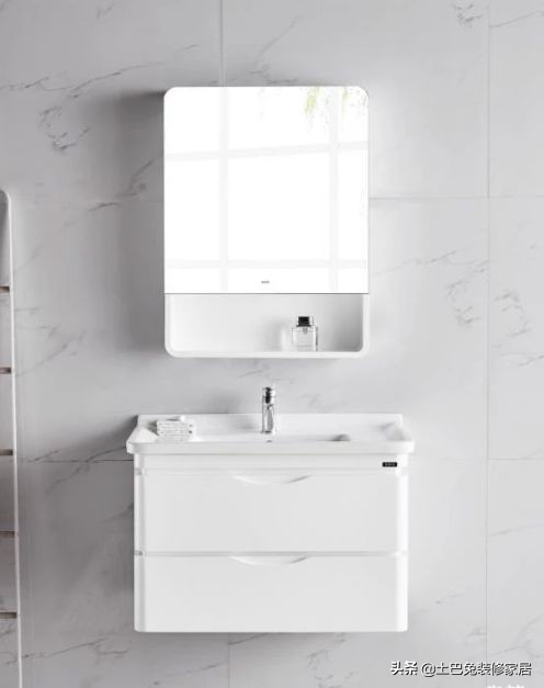 浴室柜选实木的还是塑钢的,pvc浴室柜可以防潮吗