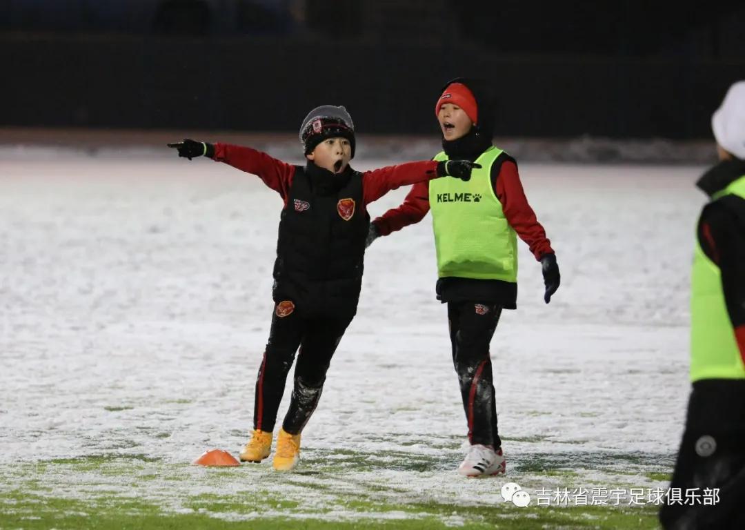 雪地快乐踢球,冰天雪地足球