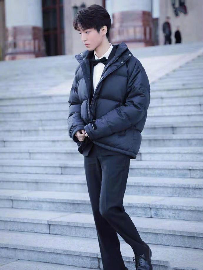 王俊凯拉链破洞裤,王俊凯外套秋冬穿搭