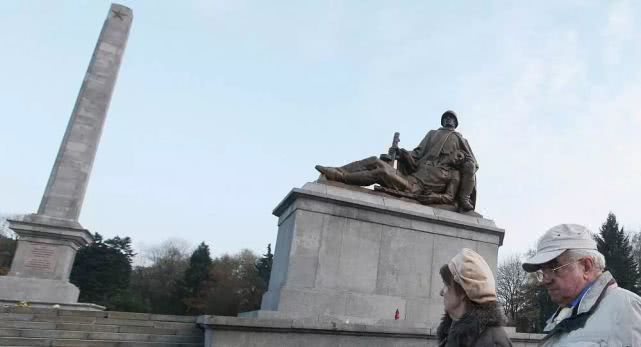 便利店下架小黄书，背后竟是日本沦落？