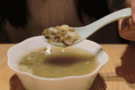 绿豆汤富含蛋白质，所以它能代替牛奶？