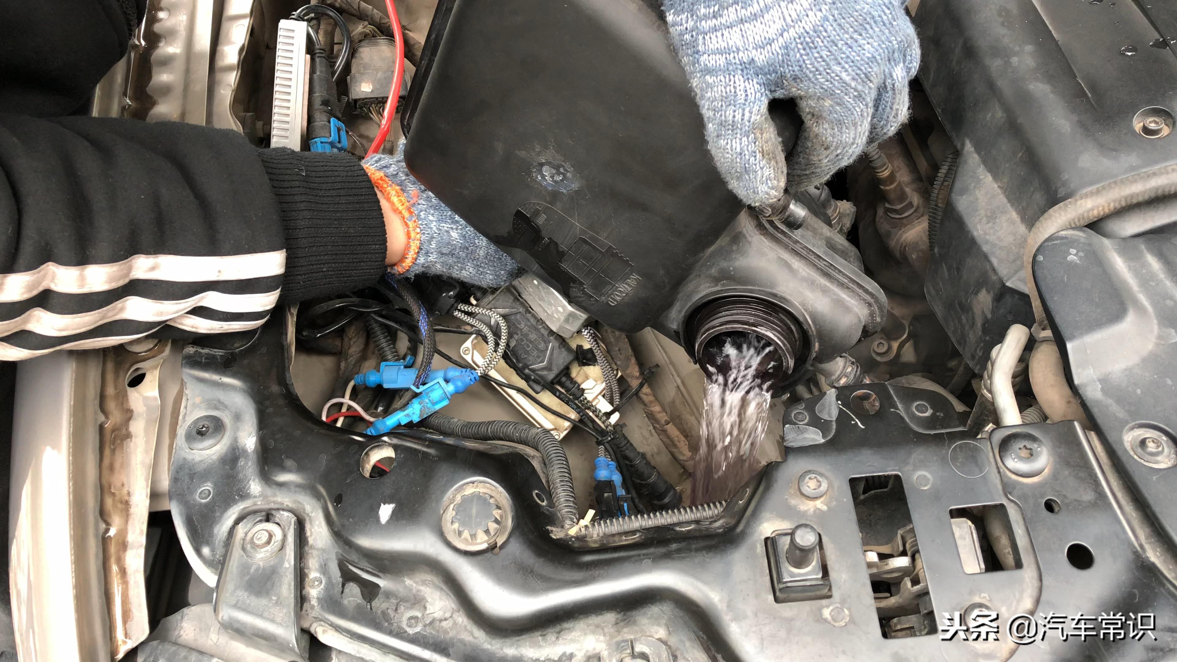 宝马7系730水壶冒气,宝马7系小水壶漏水是什么原因