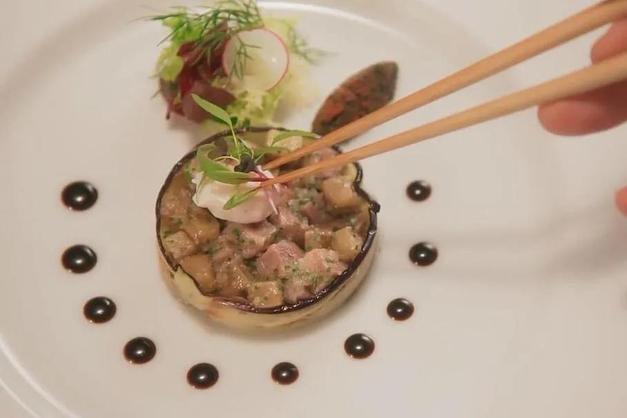 两个小孩给妈妈做大餐,两个女孩给爸妈做饭