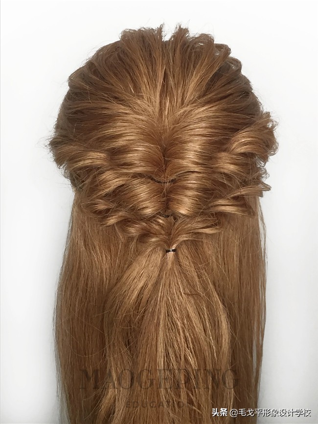 厌倦做个女汉子？就用这款发型唤回你的精致女人味吧！