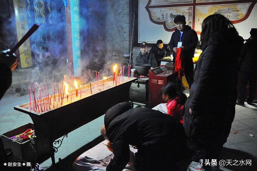 甘肃天水数万民众“上九朝观”祈福纳祥争烧头柱香！（组图）