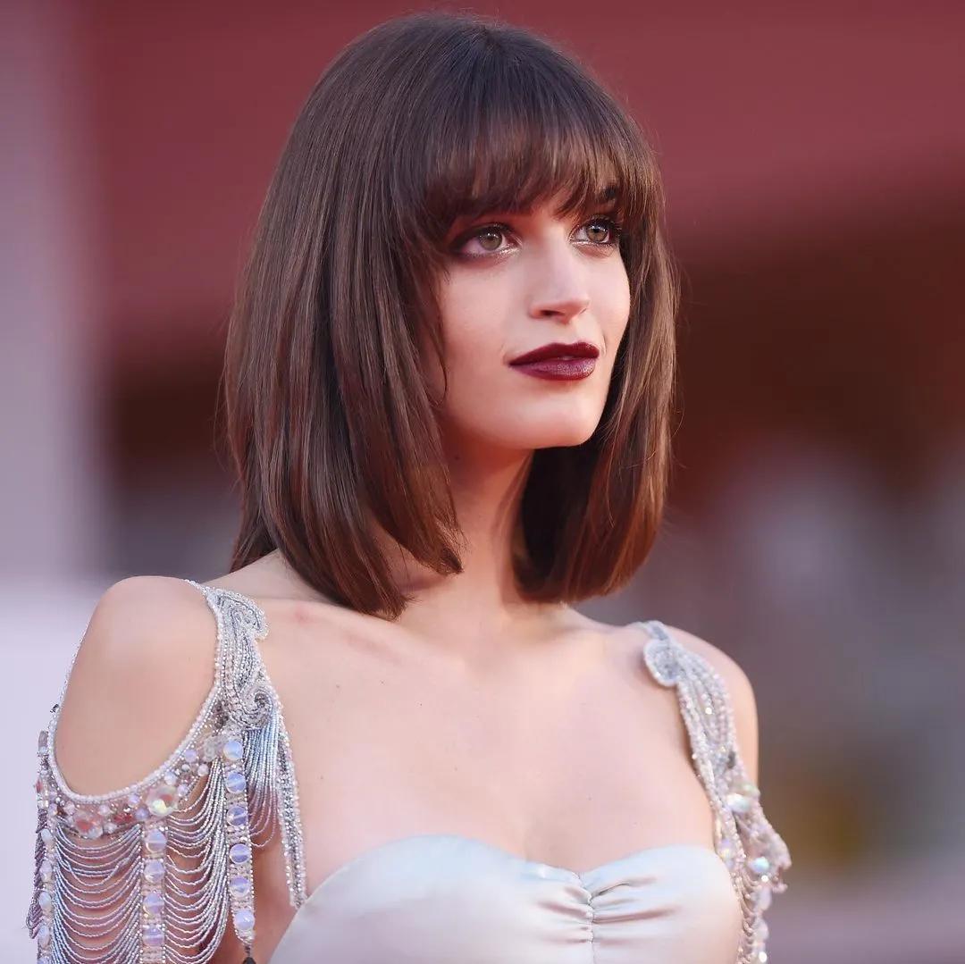 女明星红毯造型少不了它？网友：论优雅，还得是Armani的设计