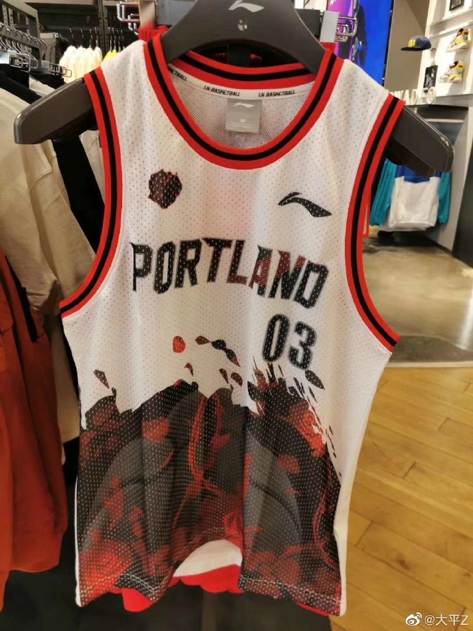 李宁新品惊喜多！韦德8闪电侄子+CJ新装备+联名头盔、耳机曝光