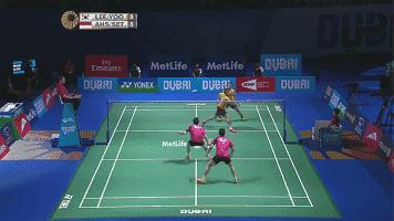 羽毛球单打和双打有什么区别,羽毛球为什么单打可以双打不行