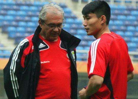 国足历届冲击世界杯失败后解说,国足爆冷首败