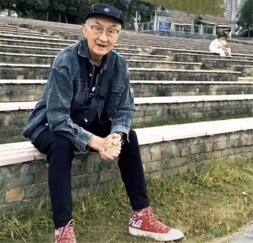 82岁爷爷穿粉色AJ上街，一身马卡龙配色，和孙子同款真时尚