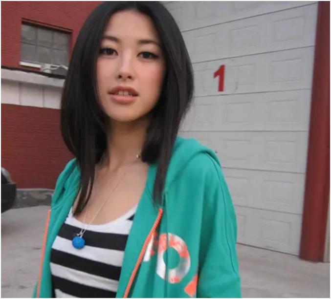 甩顶级富二代，爷爷是少将父亲是富豪，真实的朱珠比赵姬传奇多了